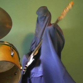 Foto van een burkadragende rockgitarist